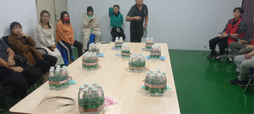 這家公司真土豪，套圈竟用現(xiàn)金當(dāng)禮品！