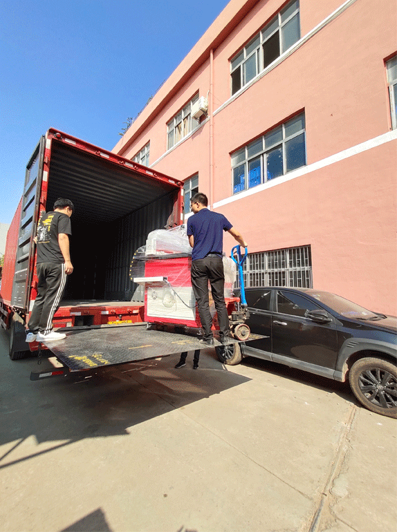 數(shù)控鉆孔機終于裝上車啦！